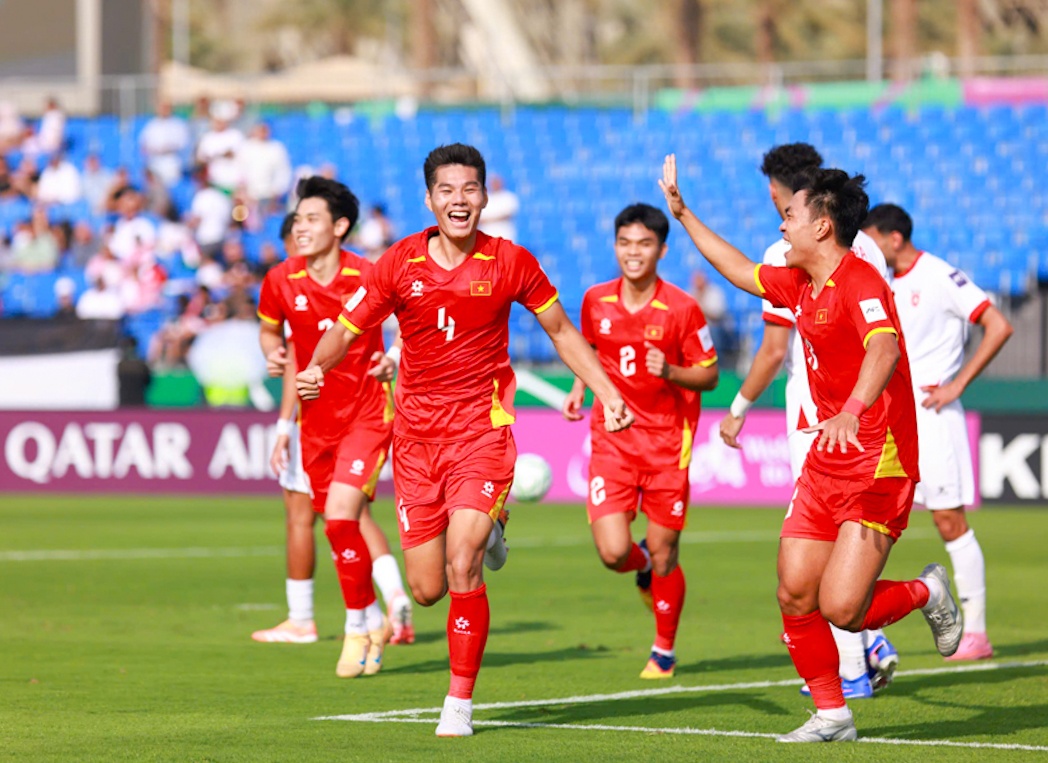 Cầu thủ Việt Nam ăn mừng bàn thắng trên sân cỏ